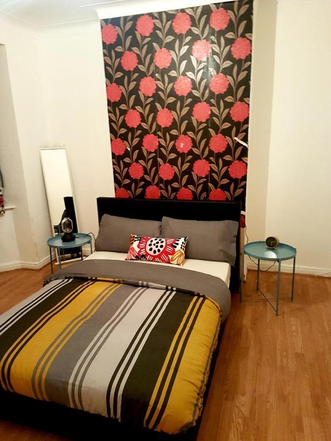 Budget House In Gants Hill Bed & Breakfast Ilford Exterior foto