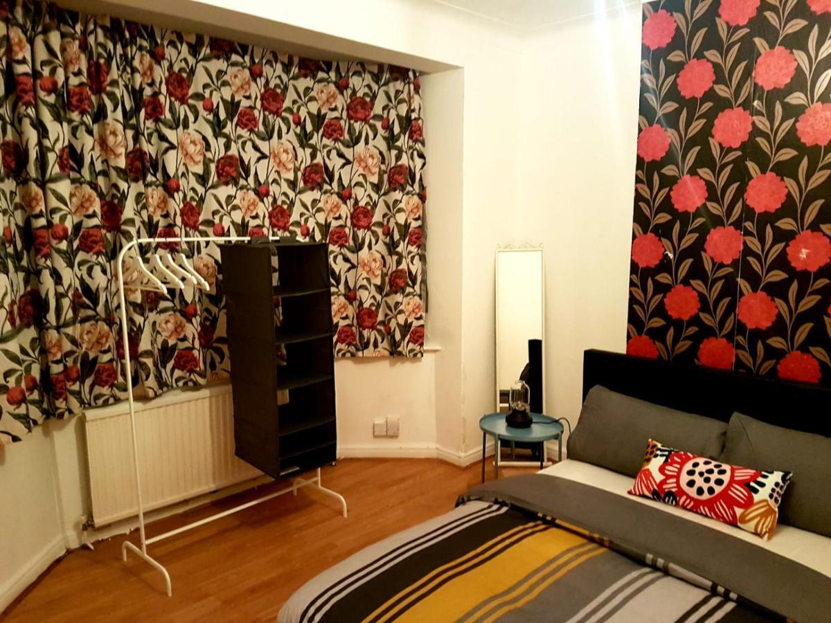 Budget House In Gants Hill Bed & Breakfast Ilford Exterior foto
