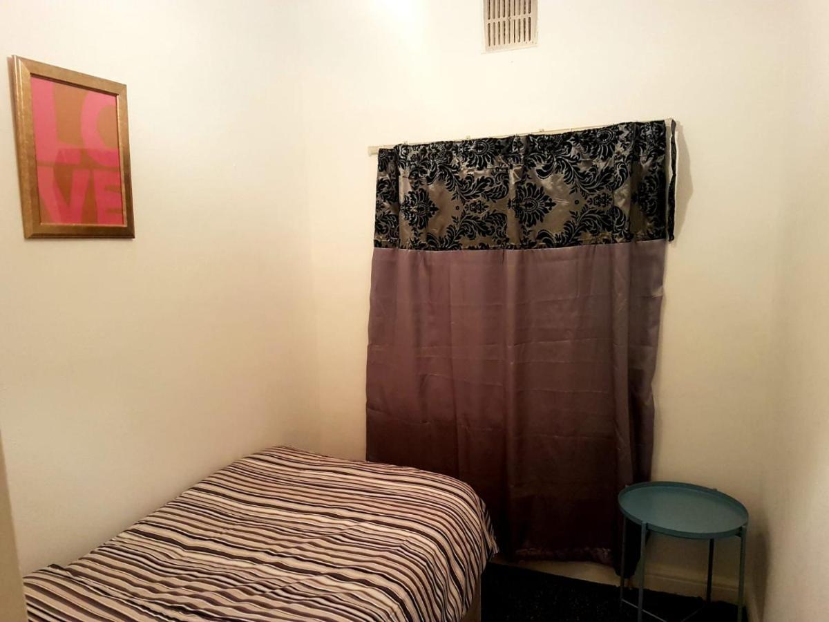 Budget House In Gants Hill Bed & Breakfast Ilford Exterior foto