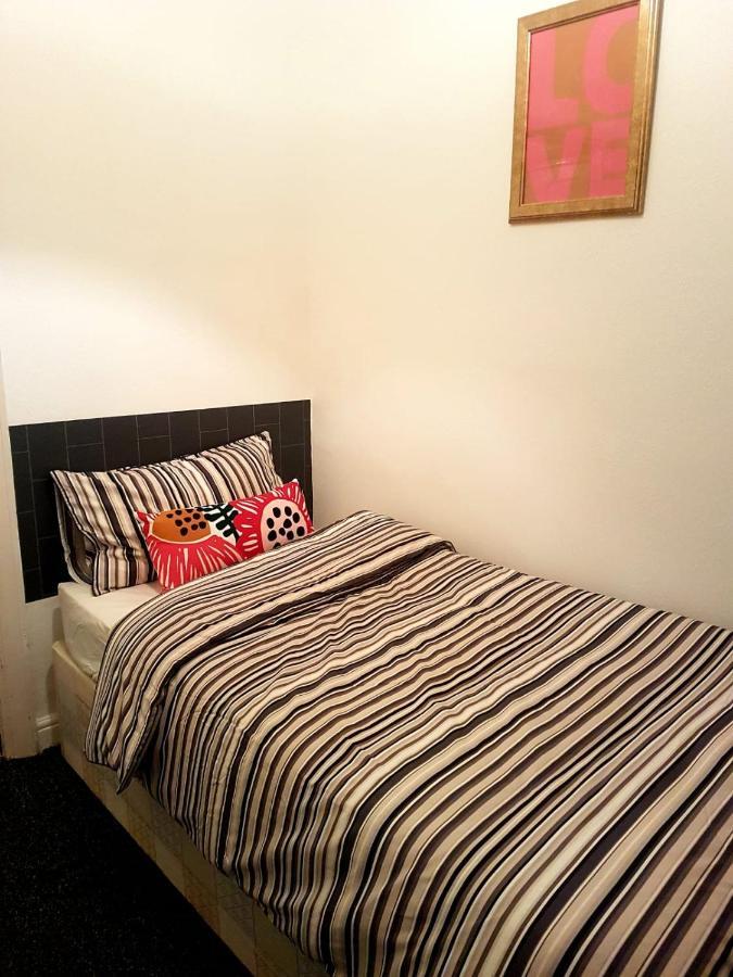 Budget House In Gants Hill Bed & Breakfast Ilford Exterior foto