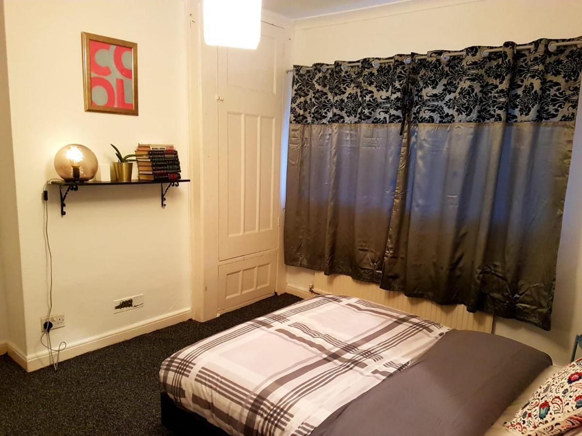 Budget House In Gants Hill Bed & Breakfast Ilford Exterior foto